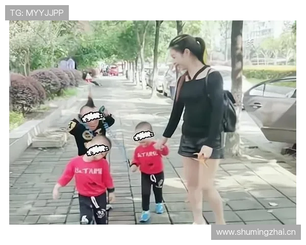 亚历克斯·摩根带娃逛街，孩子那双小鞋子竟然比我整套运动装还贵